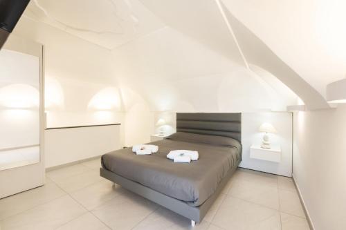 a bedroom with a bed with two towels on it at Vento di mare in Procida