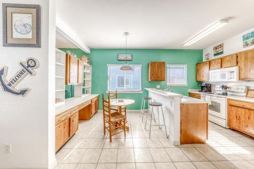 Kitchen o kitchenette sa Leeward Isles