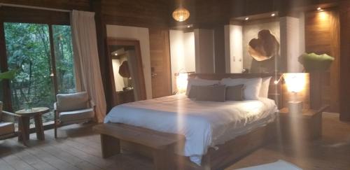 A bed or beds in a room at Casa Bonita Tropical Lodge & Spa