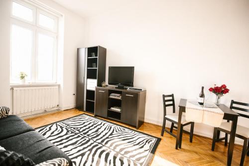 ein Wohnzimmer mit einem Sofa und einem Tisch in der Unterkunft Apartament Stefan in Cluj-Napoca