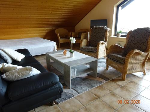ein Wohnzimmer mit einem Bett, einem Tisch und Stühlen in der Unterkunft Ferienwohnung Löhrer in Nideggen