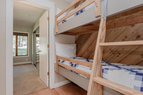 1 dormitorio con literas en una casa en Snowcreek I 33, en Mammoth Lakes