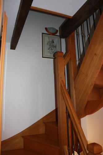 a staircase with wooden steps and a picture on the wall at Cottage de La Mothe in Marnac