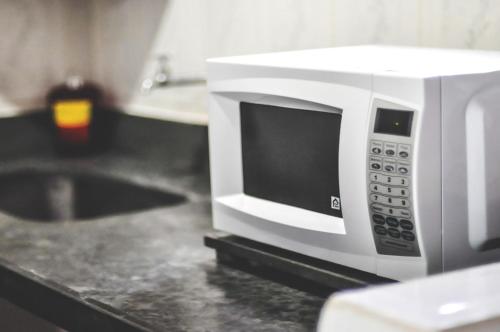 a microwave oven sitting on top of a counter at Pousada Chalés da Felicidade in Itu