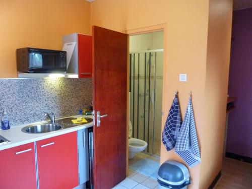 Cucina o angolo cottura di Kekemba Apartments Paramaribo