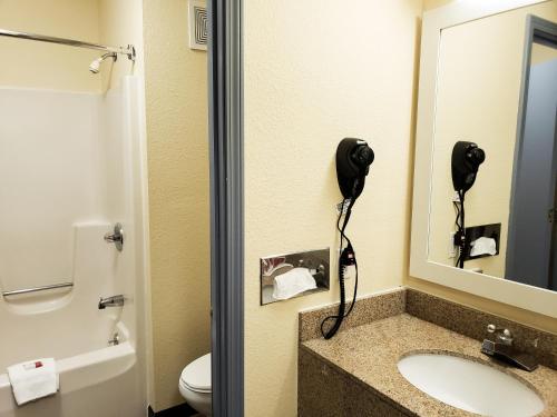 Ванная комната в Days Inn & Suites by Wyndham Merrillville