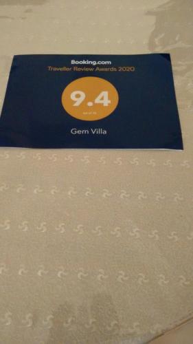 Palkinto, sertifikaatti, kyltti tai muu asiakirja, joka on esillä majoituspaikassa Gem Villa