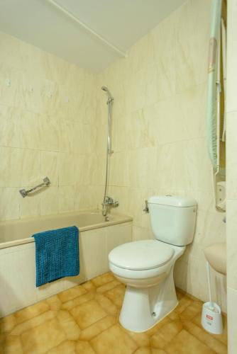 a bathroom with a toilet and a tub and a sink at APPARTEMENT REZ DE JARDIN EMPLACEMENT #1 in Empuriabrava
