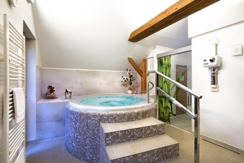 een badkamer met een jacuzzi bij Hotel Tvrz Orlice in Letohrad