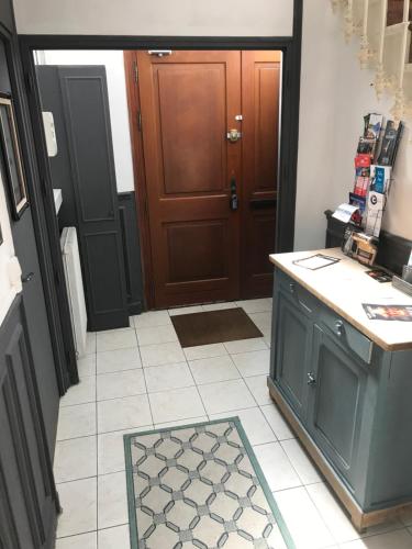 Il comprend une cuisine avec une porte et du carrelage. dans l'établissement L industriel rémois, centre ville, proche de la cathédrale, à Reims