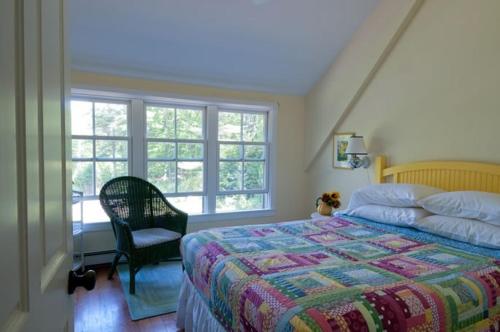 A bed or beds in a room at Coveside Bed & Breakfast