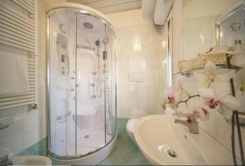 W łazience znajduje się prysznic, toaleta i umywalka. w obiekcie Hotel Manola w Rimini