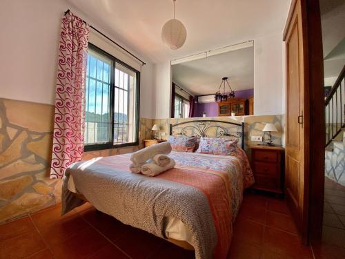 Ένα ή περισσότερα κρεβάτια σε δωμάτιο στο Apartamentos Axarquia , Frigiliana, terraza privada con vistas a la montaña rio y al mar