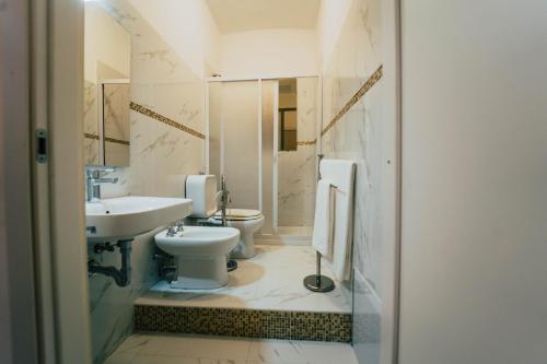 un bagno con lavandino, WC e doccia di Stanze etnea 380 a Catania