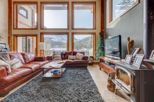 a living room with a couch and a tv at 400 Whispering Pines in Blue River