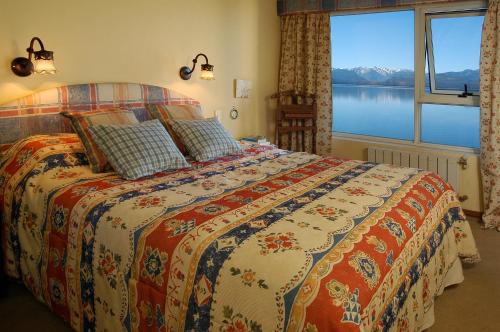 a bedroom with a bed with a view of a lake at Departamento Costanera in San Carlos de Bariloche