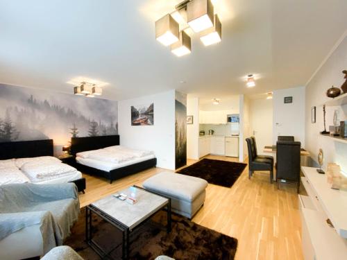 Sala de estar con 2 camas y mesa en International Apartment en Viena