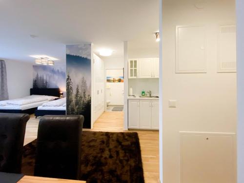 ein Wohnzimmer und eine Küche in einem Apartment in der Unterkunft International Apartment in Wien