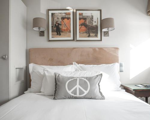 Guest House Douro في بورتو: غرفة نوم مع سرير مع علامة السلام عليه