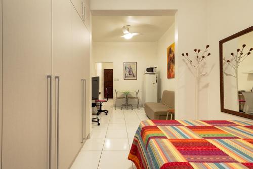 Apartamento Posto 6 في ريو دي جانيرو: غرفة نوم مع سرير وغرفة معيشة