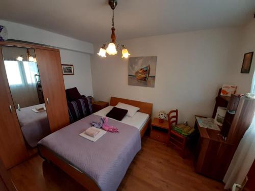 een kleine kamer met een bed en een tafel bij Rosmarinus Rubic studio in Split