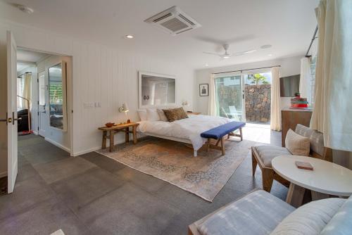 - une chambre avec un lit et un salon dans l'établissement Hanalei Beachfront home, à Hanalei