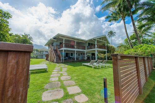 Un jardín fuera de Hanalei Beachfront home