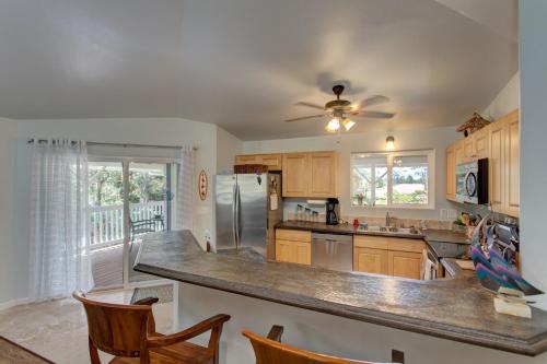 Una cocina o cocineta en Ferns & Frogs Forest Hale home