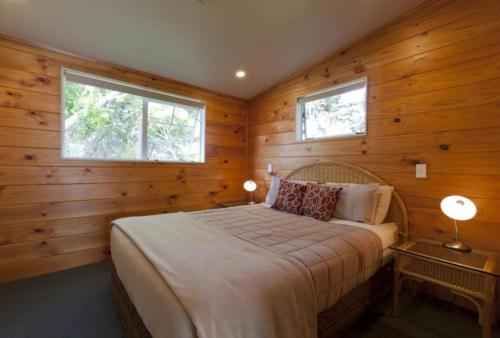 Vuode tai vuoteita majoituspaikassa Pauanui Pines Motor Lodge