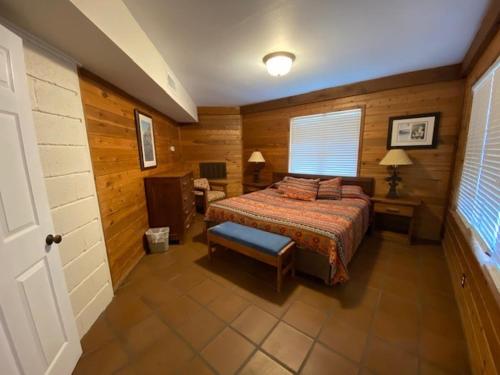 Llit o llits en una habitació de Flying L Ranch Resort