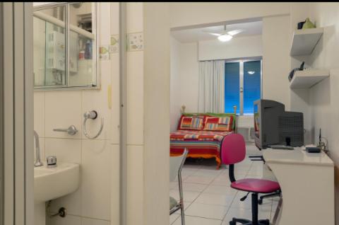 Apartamento Posto 6 في ريو دي جانيرو: حمام مع مغسلة وسرير في الغرفة