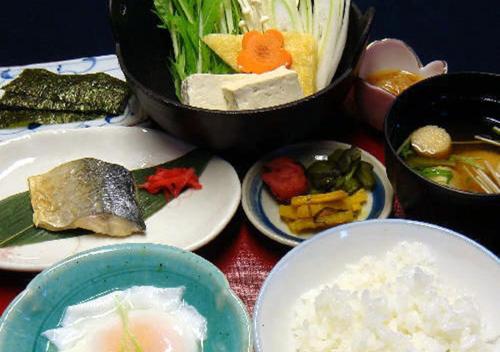 Schole Hakuba في هاكوبا: مجموعة من أطباق الطعام على طاولة