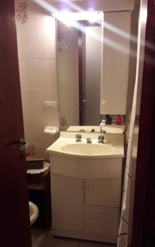 y baño con lavabo y espejo. en DUPLEX EN SAN BERNARDO en San Bernardo