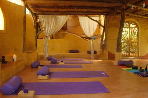 a room with a bunch of purple yoga mats at Sol de Minca Eco Lodge in Minca