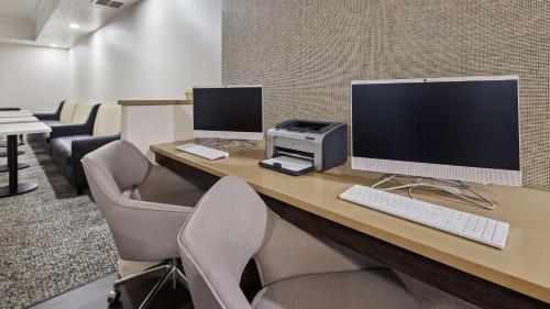 an office with a desk with a computer and chairs at Best Western Heritage Inn and Suites in Wauchula Hills