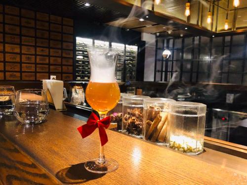 um copo de cerveja sentado em cima de uma mesa em Livefortuna Hotel em Pequim