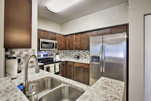 Η κουζίνα ή μικρή κουζίνα στο Modern Condo with Pool 4 Mi to Clearwater Beach!