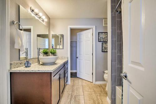 Dapur atau dapur kecil di Modern Condo with Pool 4 Mi to Clearwater Beach!