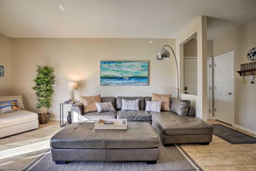 Χώρος καθιστικού στο Modern Condo with Pool 4 Mi to Clearwater Beach!