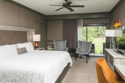 Een bed of bedden in een kamer bij The Ridges Resort on Lake Chatuge