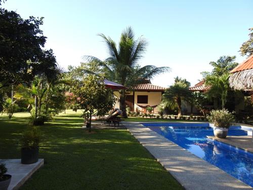 un complejo con piscina en un patio en Casas Buenas Brisas, en Ojochal