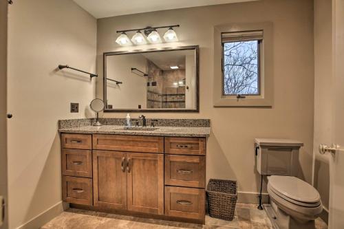 Een badkamer bij Mountaintop Wintergreen Resort Home with Deck, Views