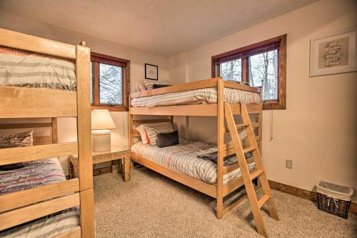 Een stapelbed of stapelbedden in een kamer bij Mountaintop Wintergreen Resort Home with Deck, Views 