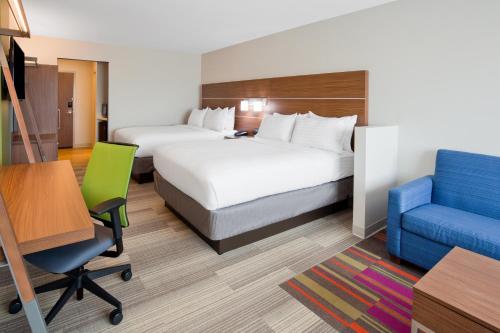 Tempat tidur dalam kamar di Holiday Inn Express and Suites Des Moines Downtown, an IHG Hotel