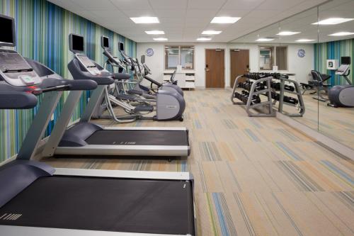 a gym with treadmills and elliptical machines at Holiday Inn Express and Suites Des Moines Downtown by IHG in Des Moines