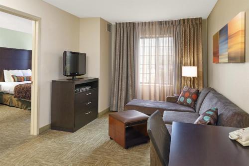 TV a/nebo společenská místnost v ubytování Staybridge Suites Lincolnshire by IHG