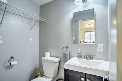 Koupelna v ubytování Vibrant ABQ Adobe Den Mtn Views, Walk to Park!