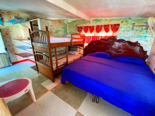 Двох'ярусне ліжко або двоярусні ліжка в номері Yellow Moon Guesthouse & Apartments