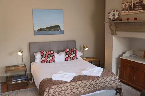 a bedroom with a bed with towels on it at Robinson Cottage in Oatlands