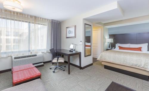 Säng eller sängar i ett rum på Staybridge Suites Seattle - Fremont, an IHG Hotel